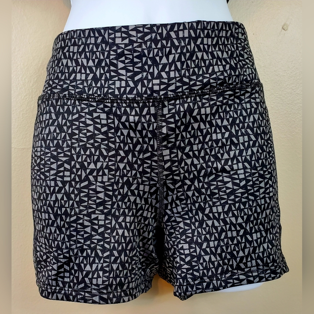 Xersion Women's Gray and Black Mid-Rise Compression Bike Shorts